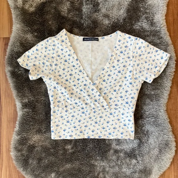 Brandy Melville blue floral amara top - Picture 2 of 6